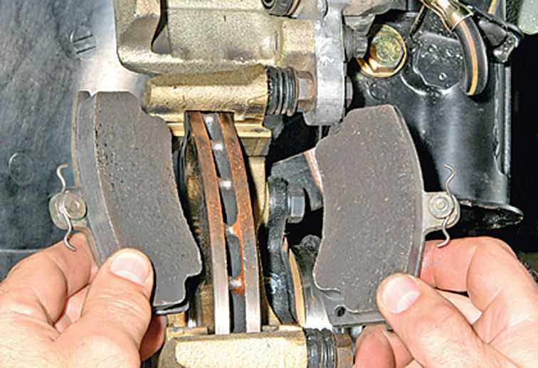 Lada priora: проверка и замена колодок тормозных механизмов передних колес