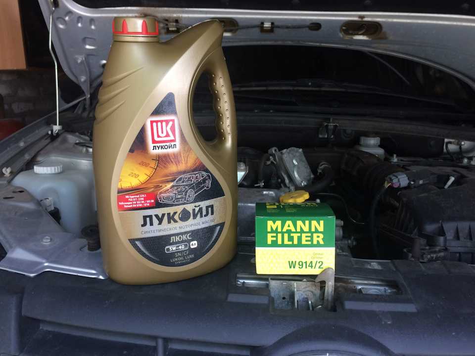 Меняем масло в двигателе приоры: сколько масла и какое лить?