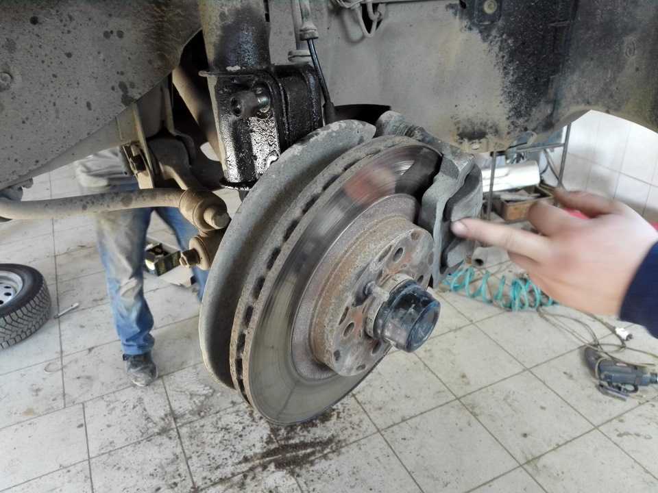 Ремонт ваз 2170 (приора) замена тормозных колодок тормозного механизма переднего колеса