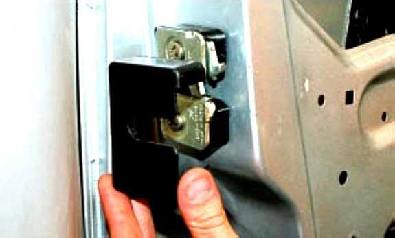 Снятие и замена двери на приоре: правильный процесс демонтажа без повреждения лкп болтовых соединений