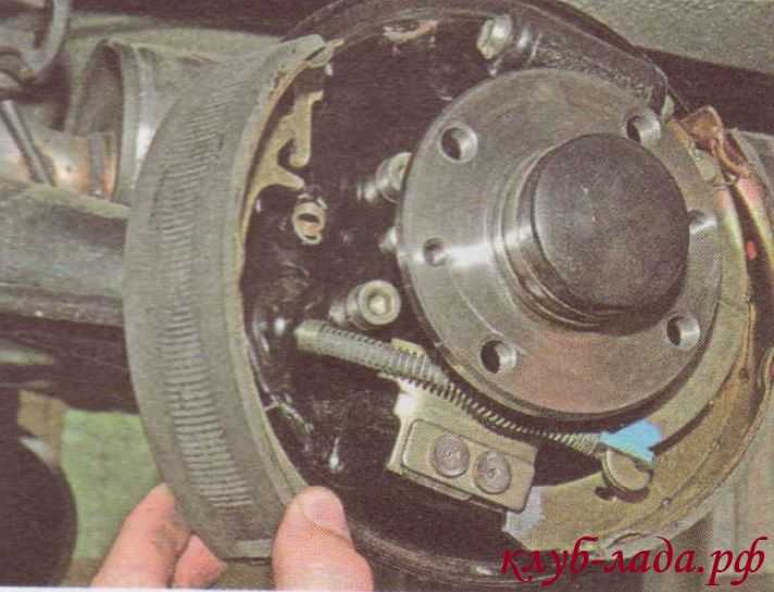 Ремонт ваз 2170 (приора) замена тормозных колодок тормозного механизма переднего колеса