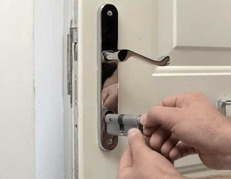 Снятие и замена двери на приоре: правильный процесс демонтажа без повреждения лкп болтовых соединений