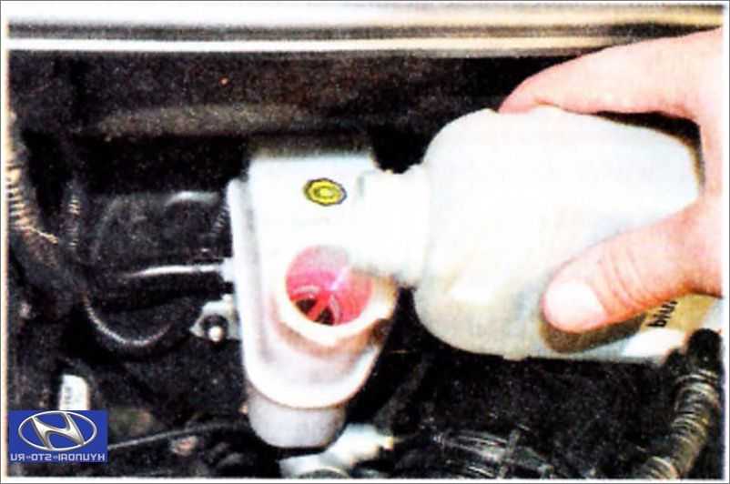 Проверка уровня и доливка тормозной жидкости в бачок главного тормозного цилиндра ваз - lada priora