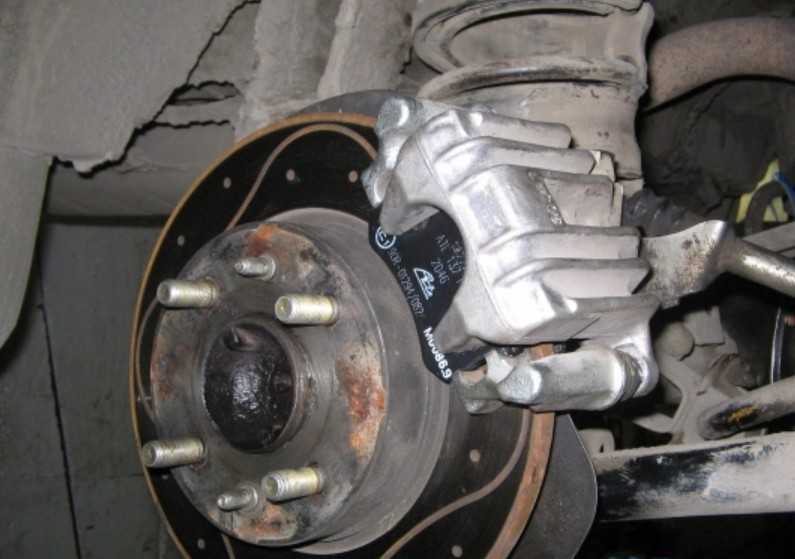 Описание процедуры замены тормозных колодок задних колес (для применения на моделях ваз-2106 / ваз-2103)