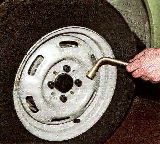  лада приора — замена колодок тормозных механизмов передних колес — журнал за рулем